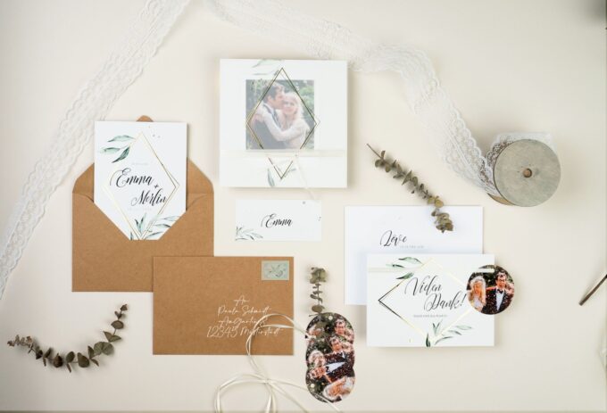 Ein Hochzeitsbriefpapier-Set mit einem Foto und Eukalyptusblättern.