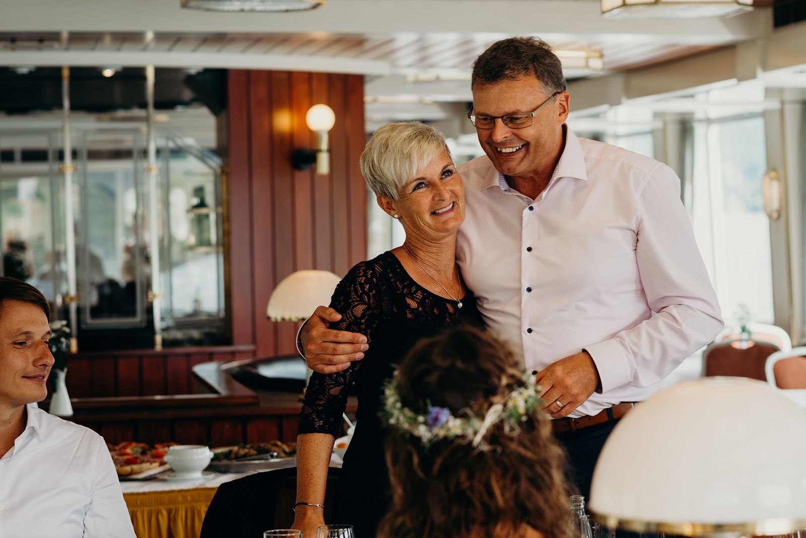 Ein Mann und eine Frau lächeln einander in einem Restaurant an.