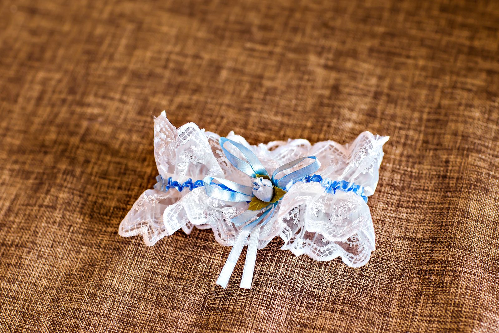 Ein Strumpfband mit blauen und weißen Blumen darauf.