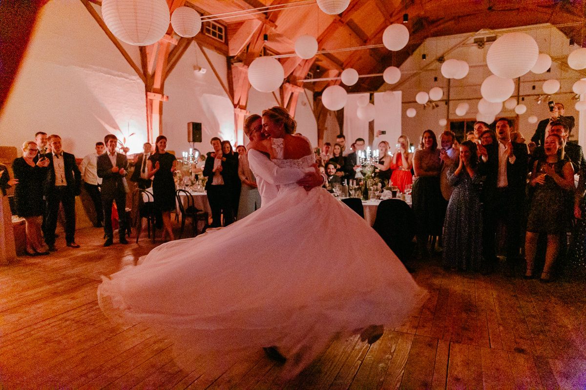 Eine Braut und ein Bräutigam tanzen bei einer Hochzeitsfeier.