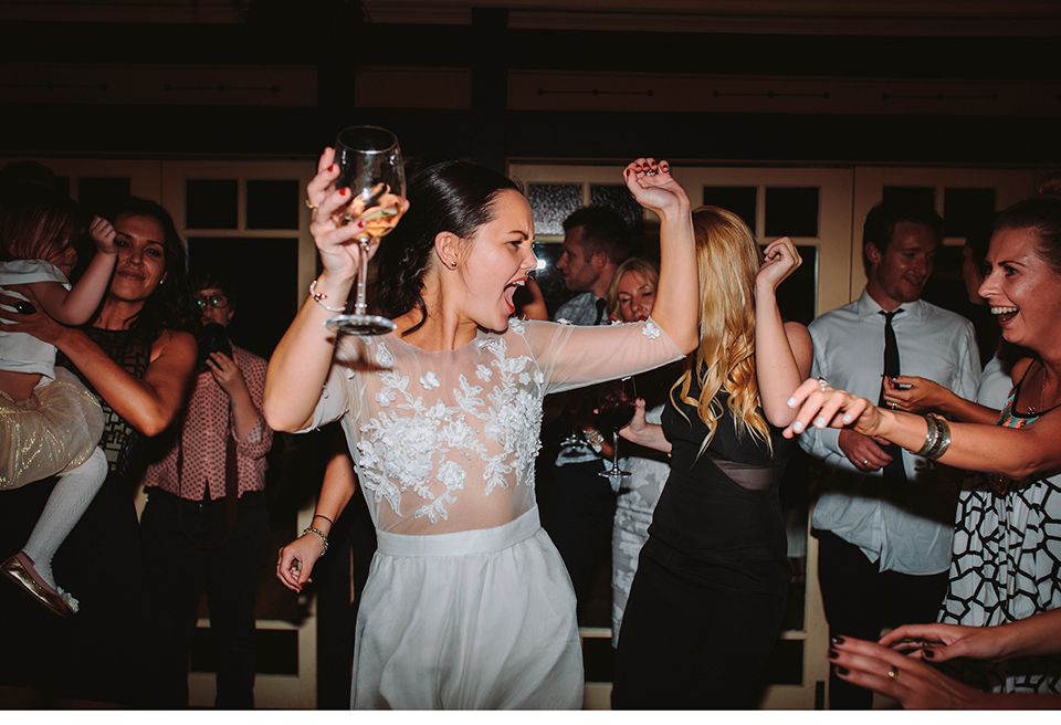 Eine Braut tanzt mit ihren Freundinnen auf einer Hochzeit.