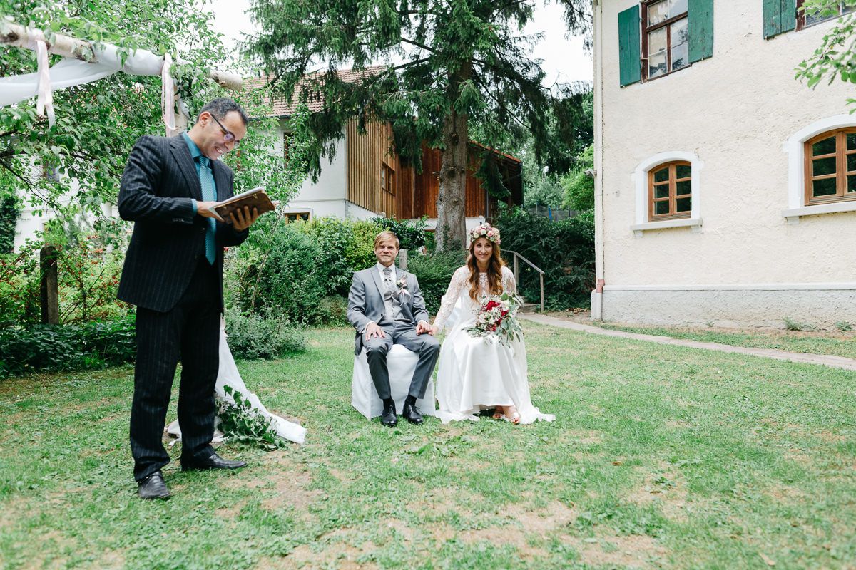 Brautpaar sitzt bei freier Trauung im Garten