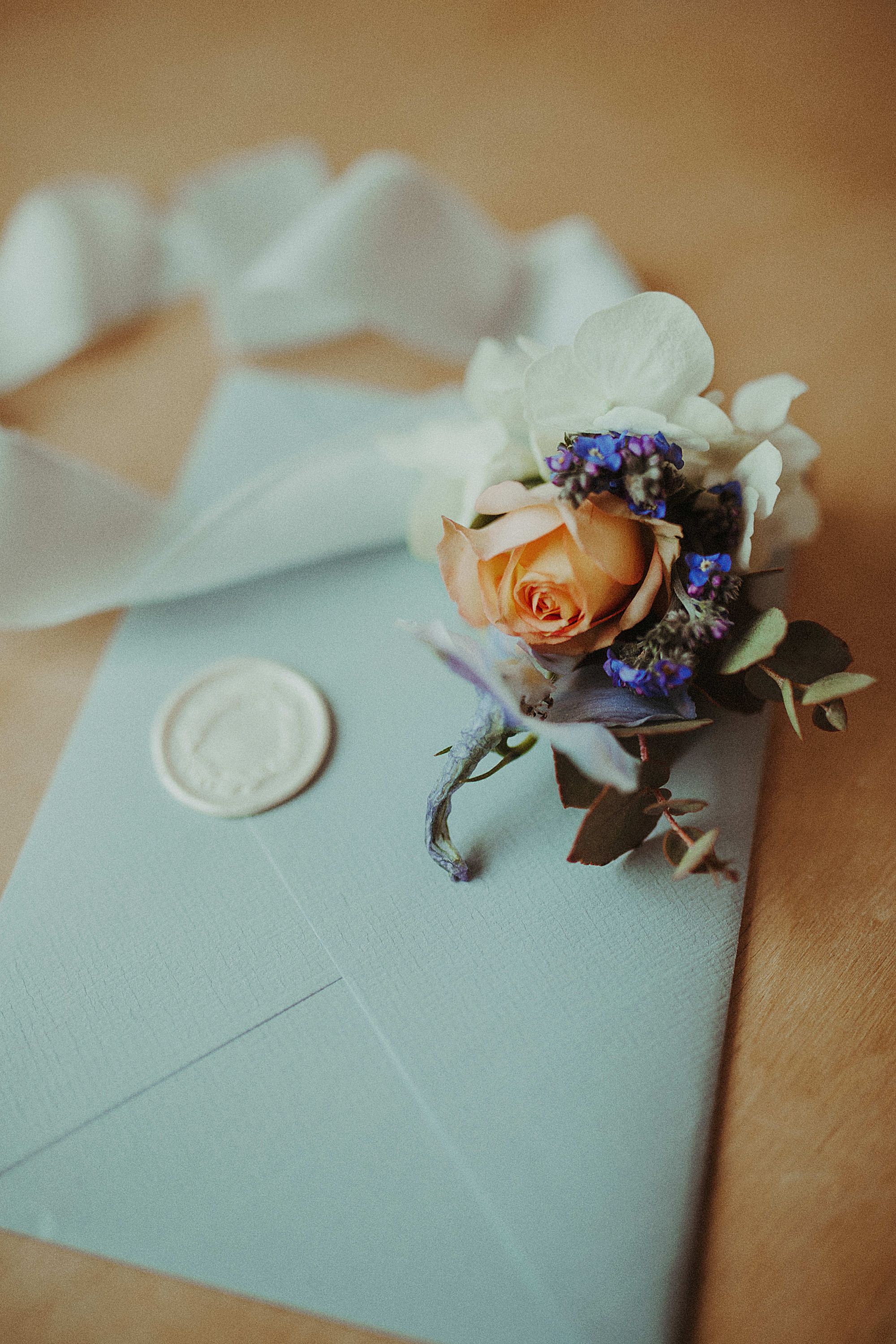 Ein kleiner Blumenstrauß liegt auf einem Brief