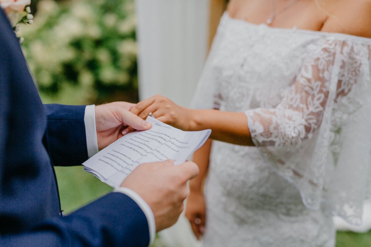 Bräutigam sagt ein persönliches Eheversprechen auf