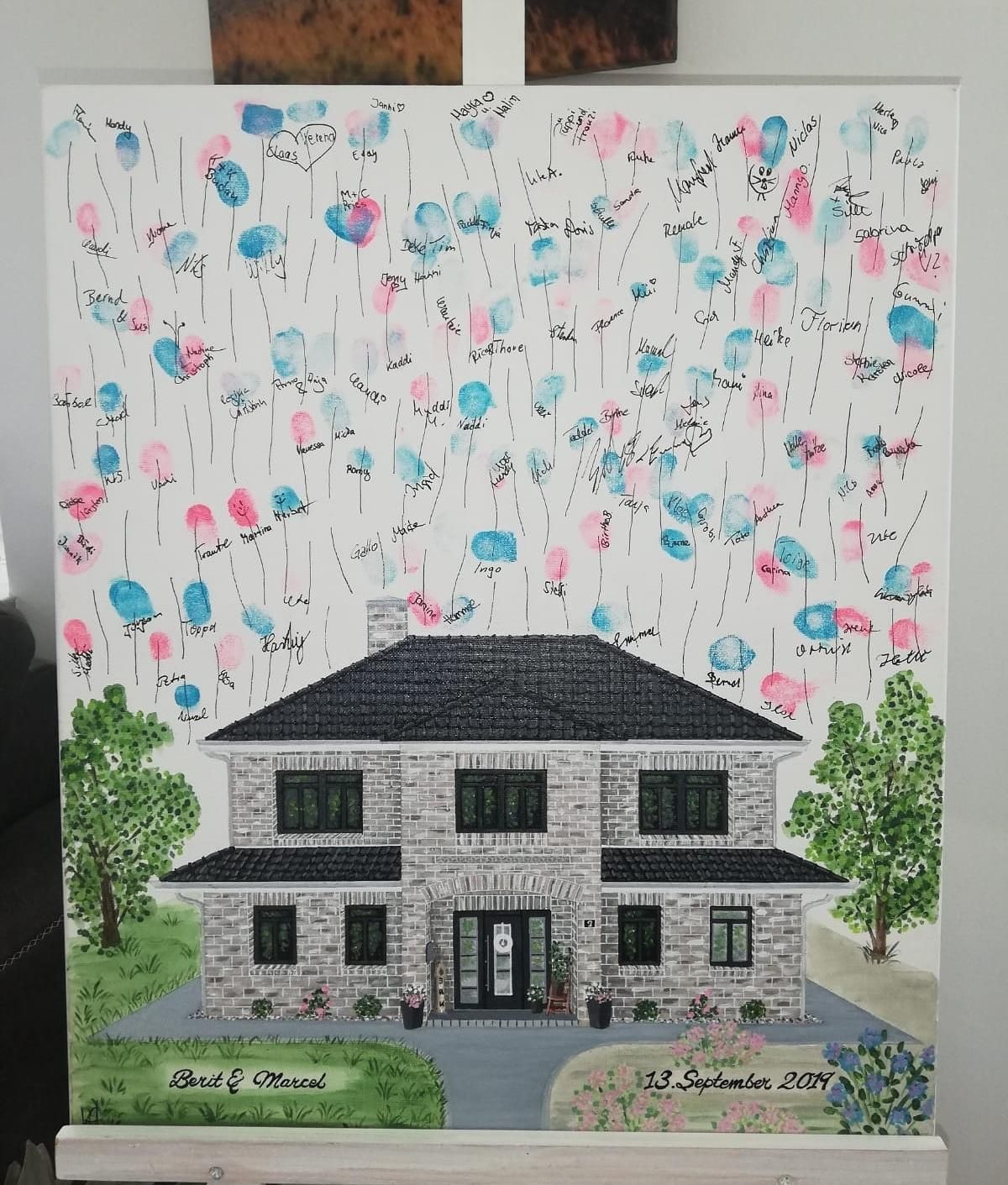 Ein Haus mit Fingerabdrücken als Luftballons