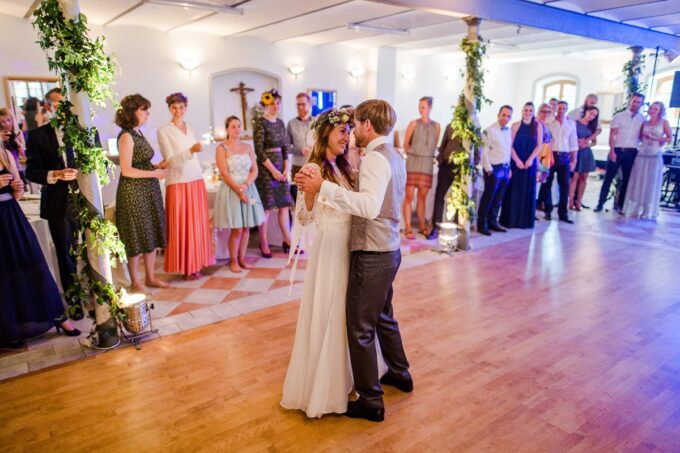 Eine Braut und ein Bräutigam teilen ihren ersten Tanz bei einer Hochzeitsfeier.