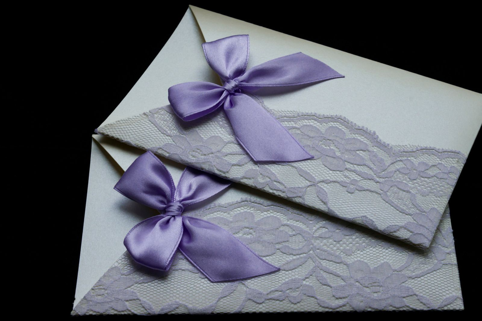 Hochzeitseinladung: Zwei Hochzeitseinladungen mit lila Schleifen