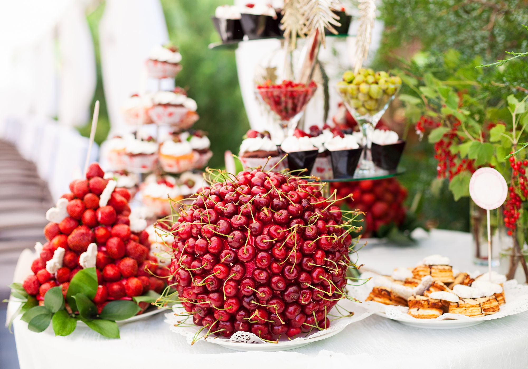 Ein Sweet Table mit Beeren und Cupcakes