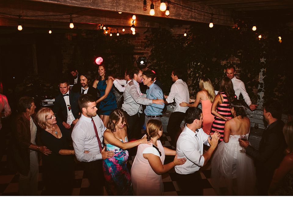 Gäste tanzen Polonaise - ein bekanntes Hochzeitsspiele
