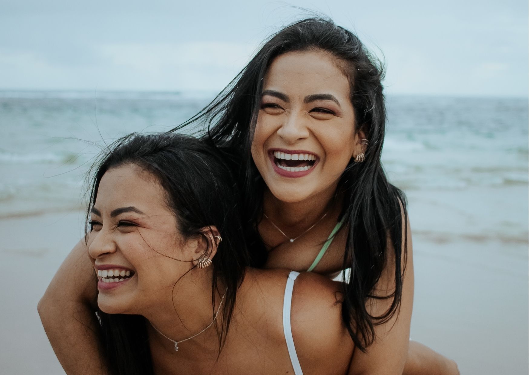 Lachende Freundinnen am Strand: Unvergesslicher Moment, der bleibt