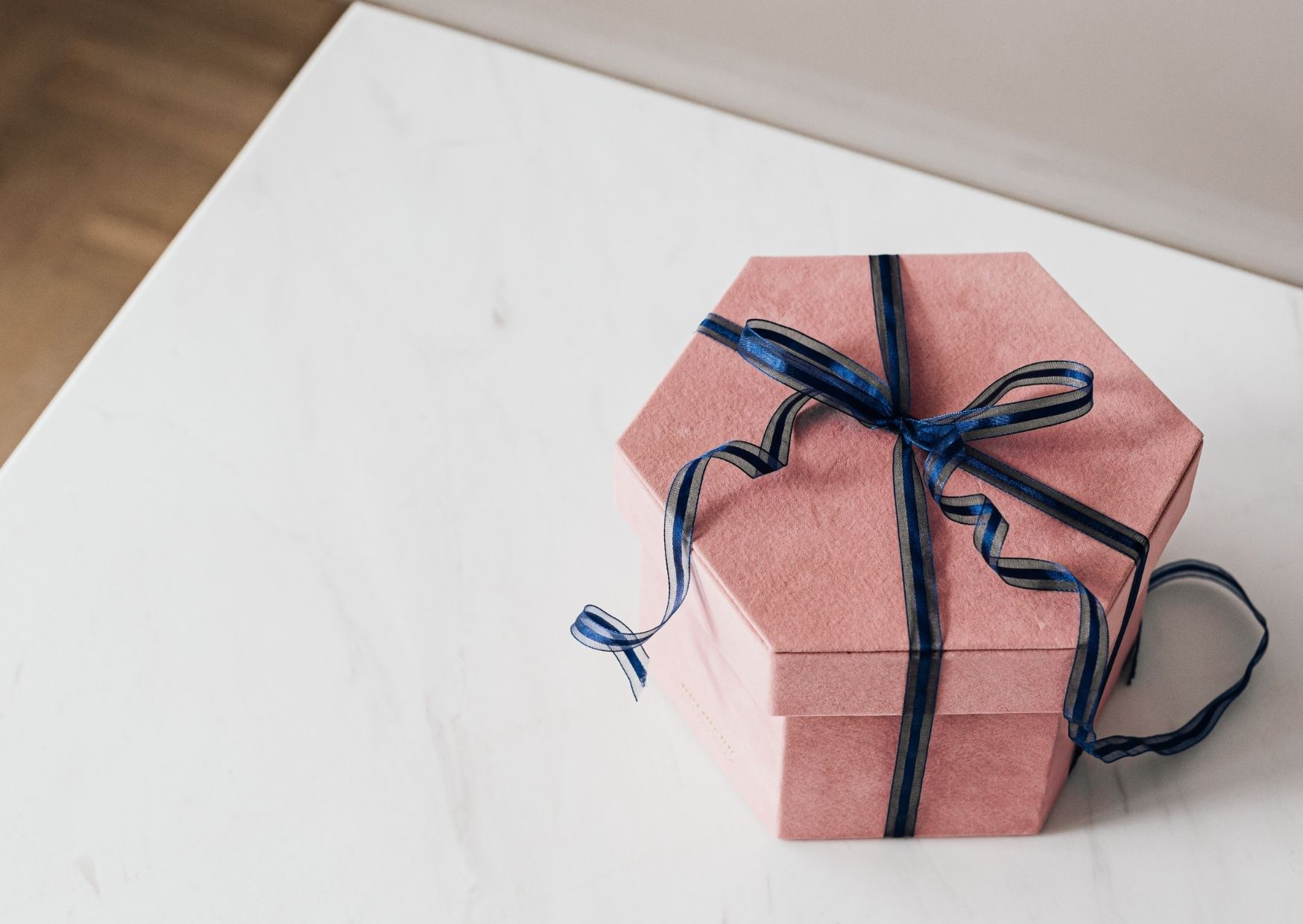 Geschenkidee für Euren Schatz: kleine Geschenke zum Hochzeitstag