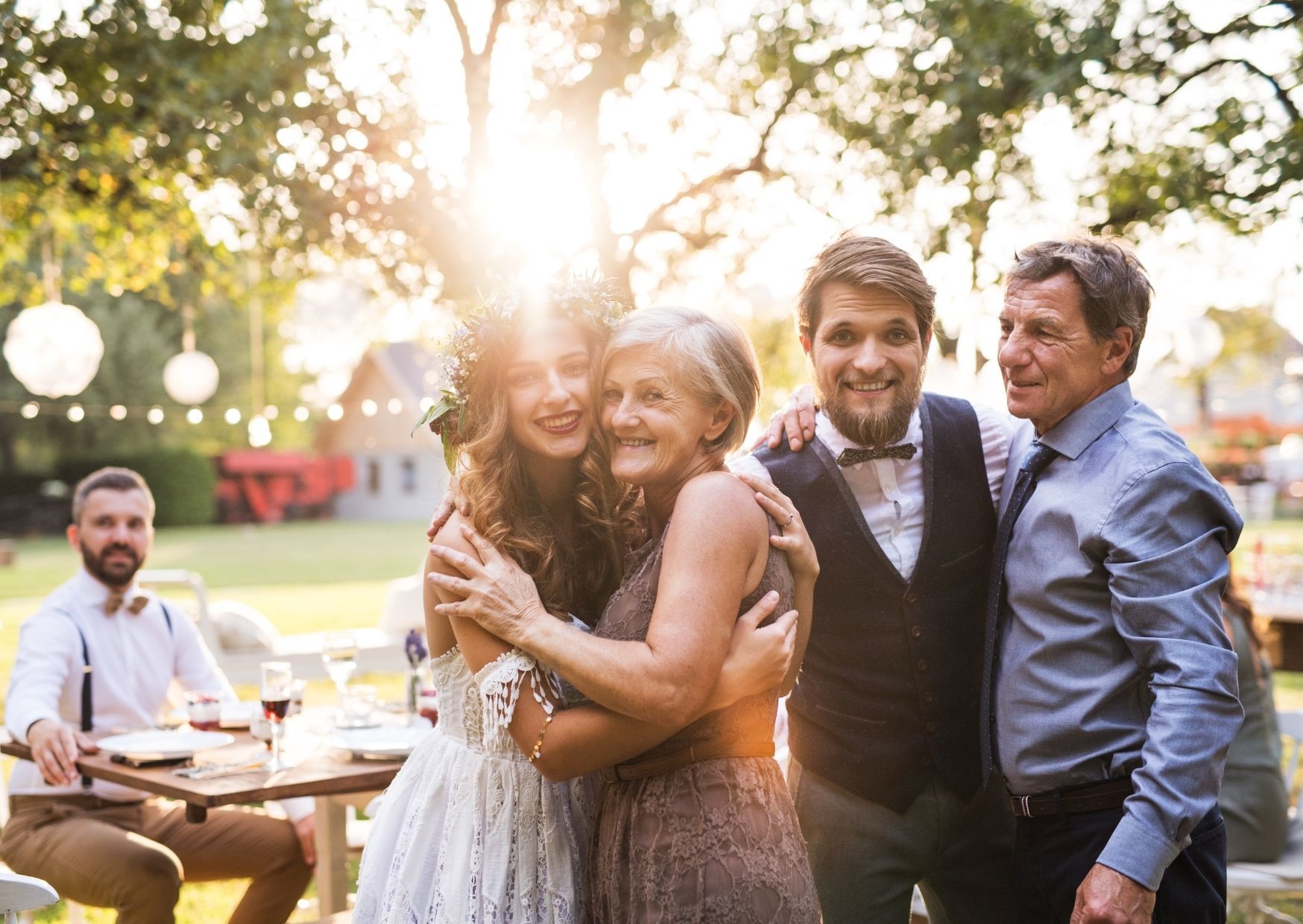 Eltern, die ihre Kinder verheiraten, sind bei jeder Hochzeit besonders berührt