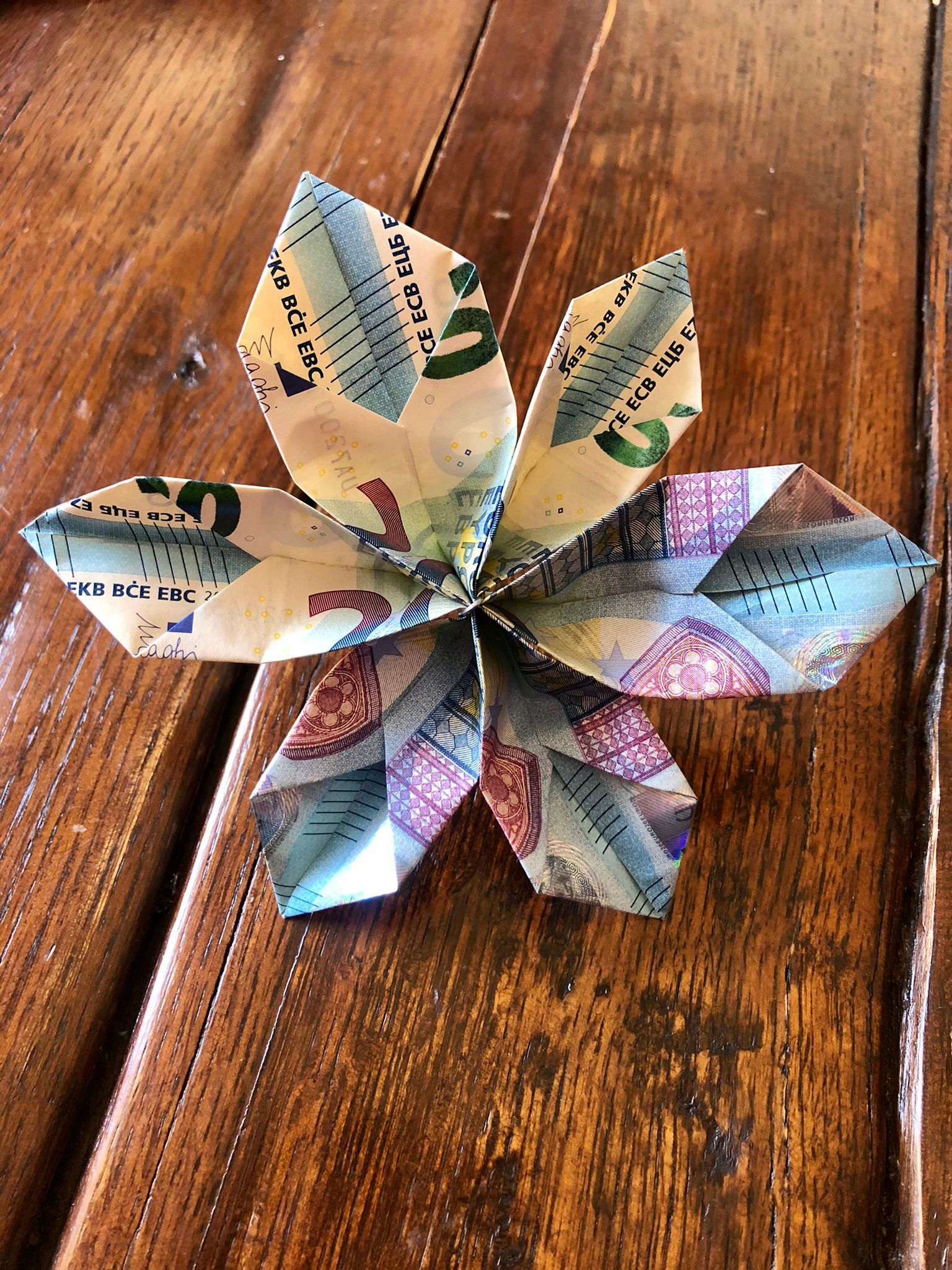 Eine Origami-Blume aus Papiergeld.