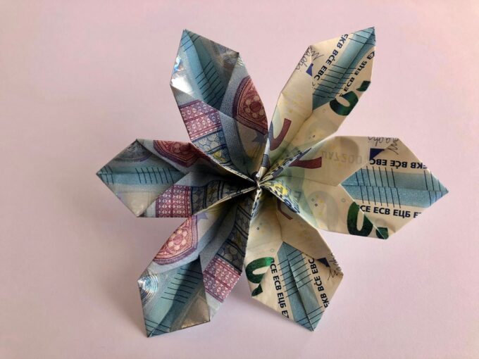 Eine Origami-Blume aus Geld.