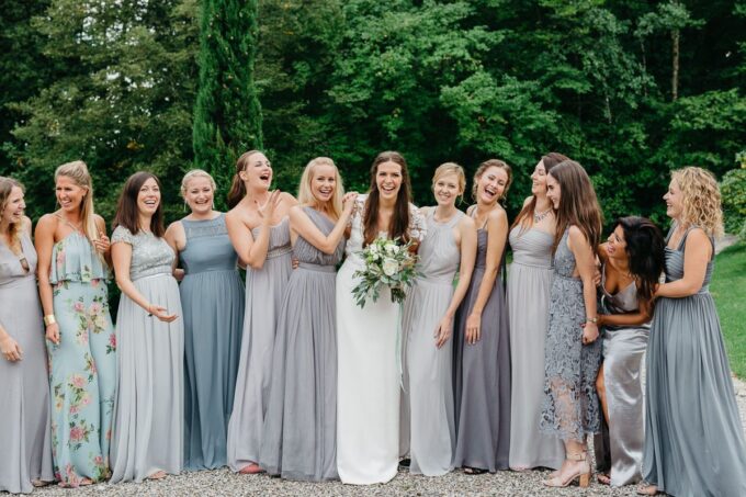 Eine Gruppe Brautjungfern in grauen Kleidern.