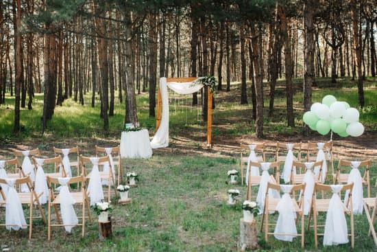 Hochzeit im Freien im Wald