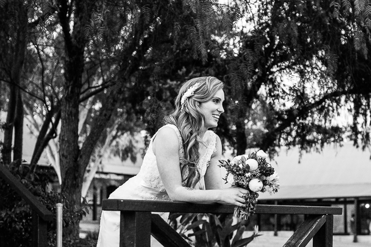 Braut mit Brautstrauß draußen schwarz weiß