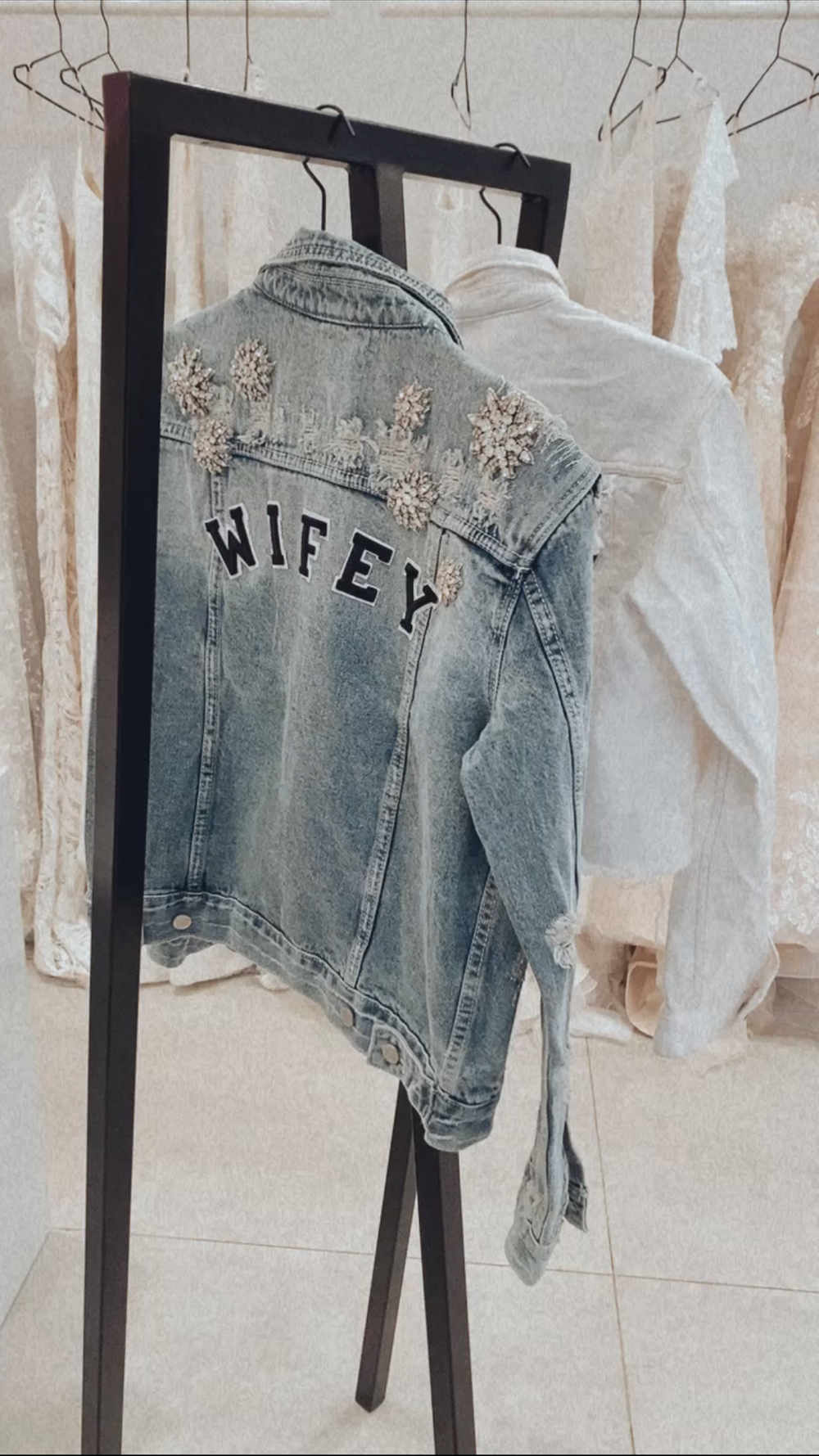 Eine Jeansjacke mit dem Wort Wifey darauf.