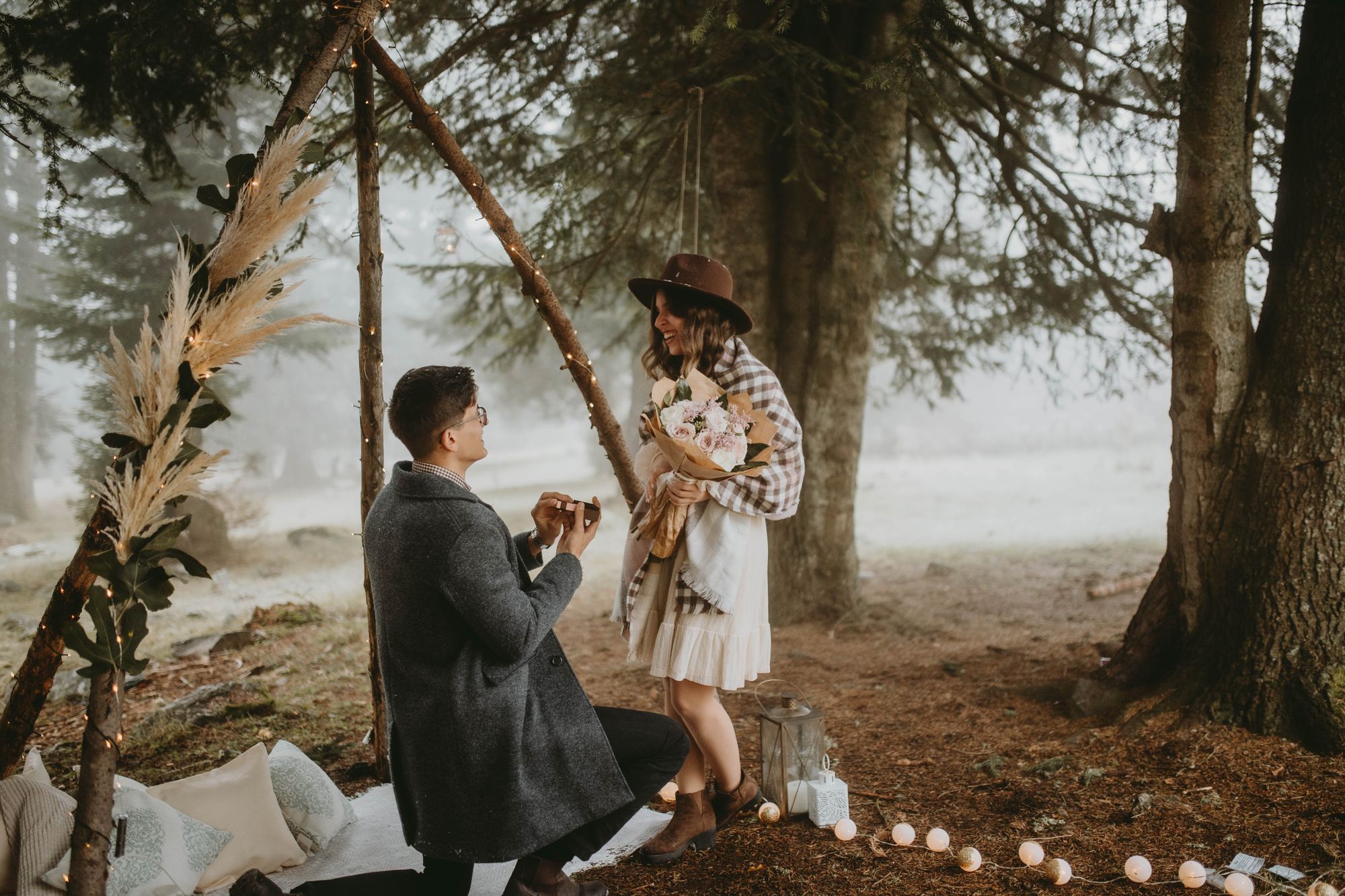 Ein Mann macht einer Frau im Wald einen Heiratsantrag.