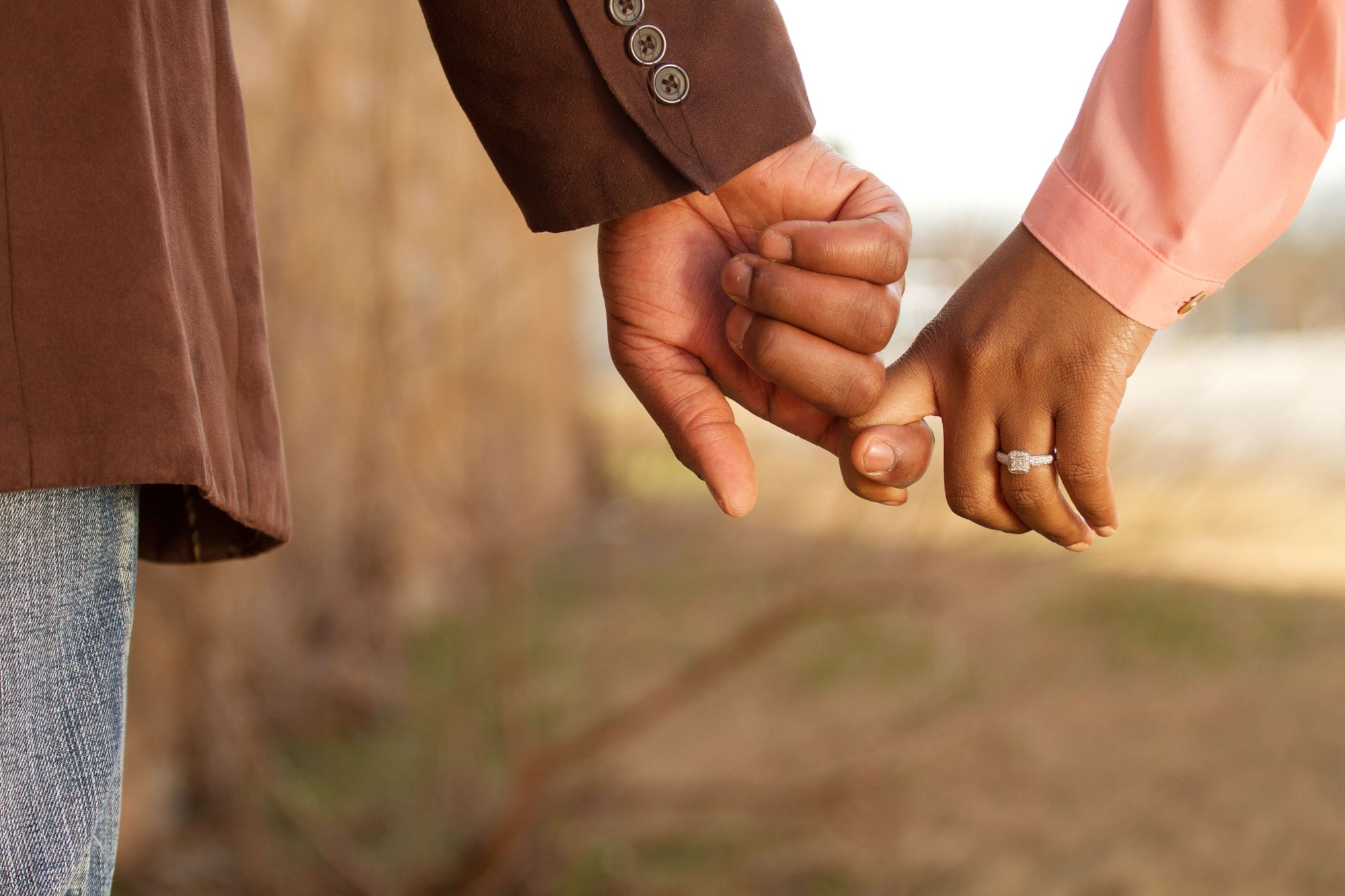 Verlobtes Paar hält Hände