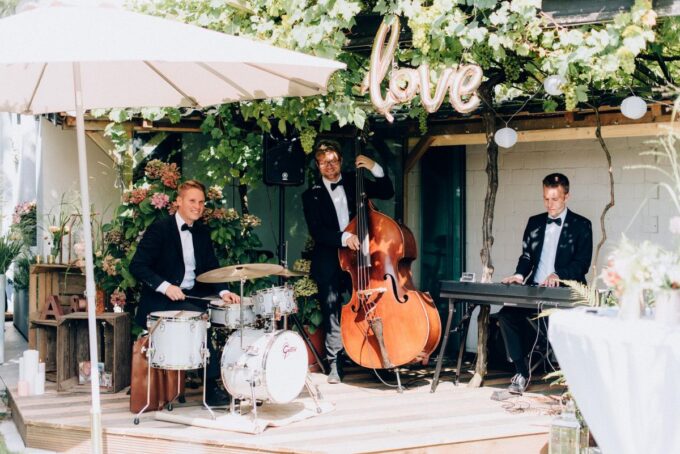 Eine Gruppe von Musikern spielt auf einer Hochzeit.