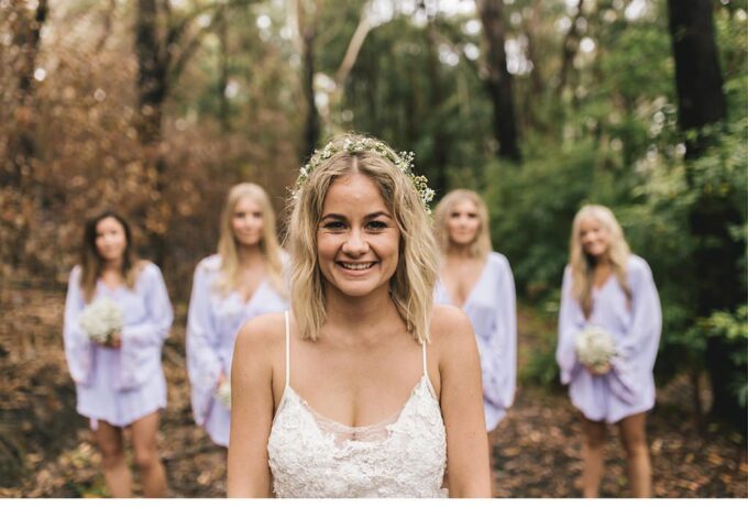 Eine Braut und ihre Brautjungfern im Wald.