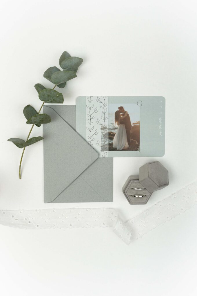Ein Umschlag mit einem Foto und Eukalyptusblättern.