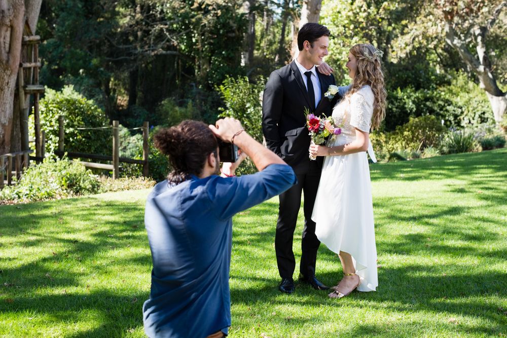 Hochzeitsfotograf schießt Fotos von einem Brautpaar