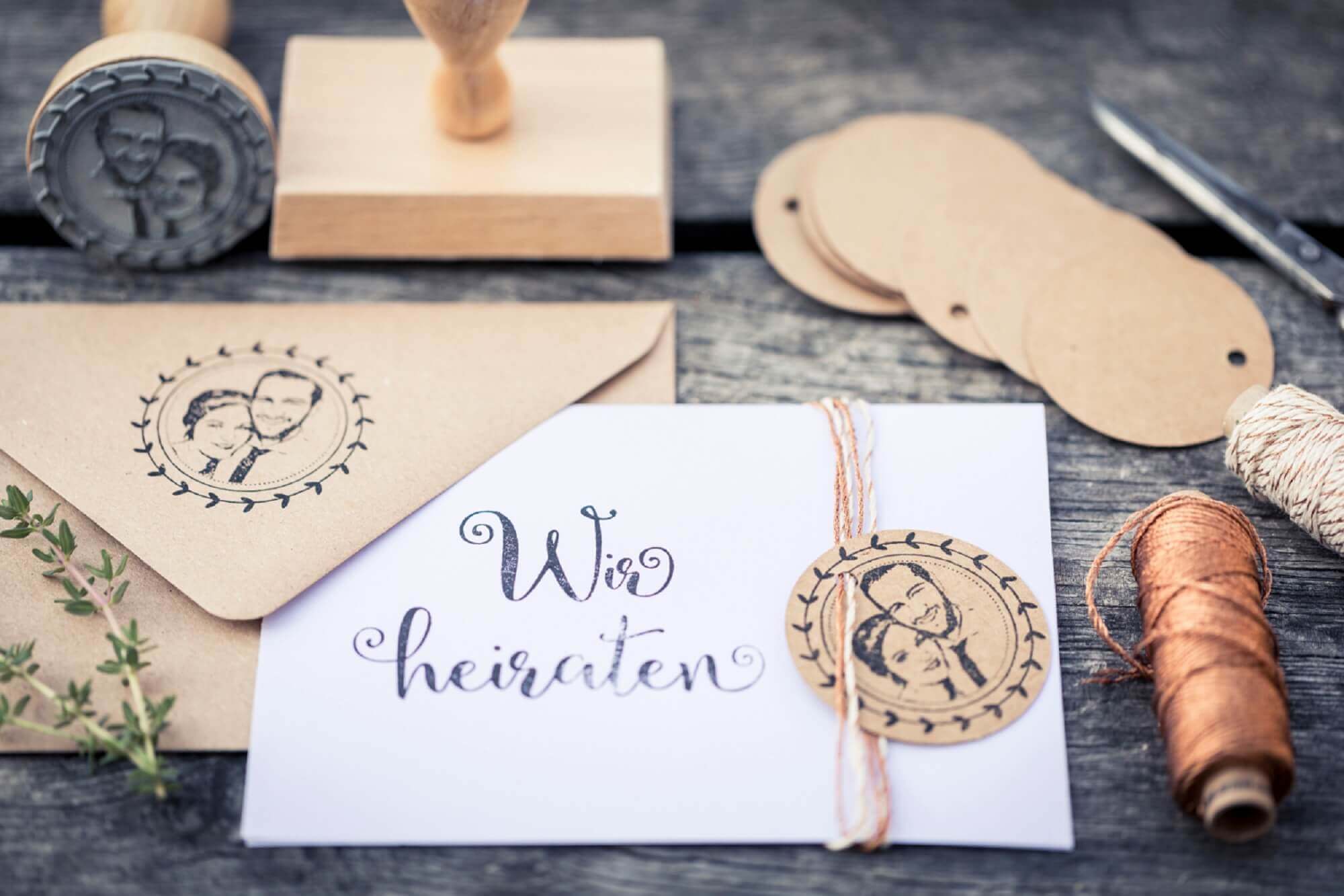 Eine Hochzeitseinladung mit Stempel und Gummistempel.