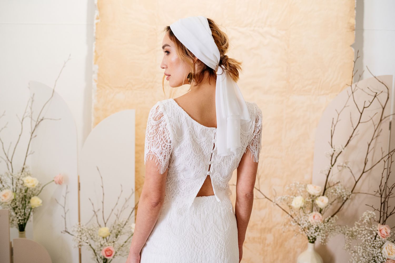 Eine Braut mit weißem Haarband