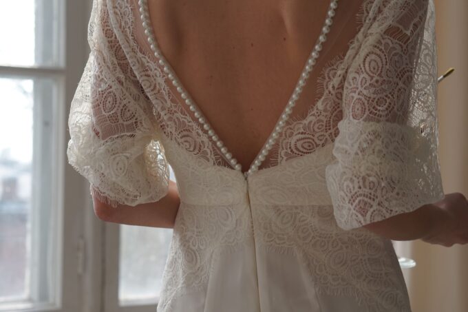 Die Rückseite des Hochzeitskleides einer Frau.