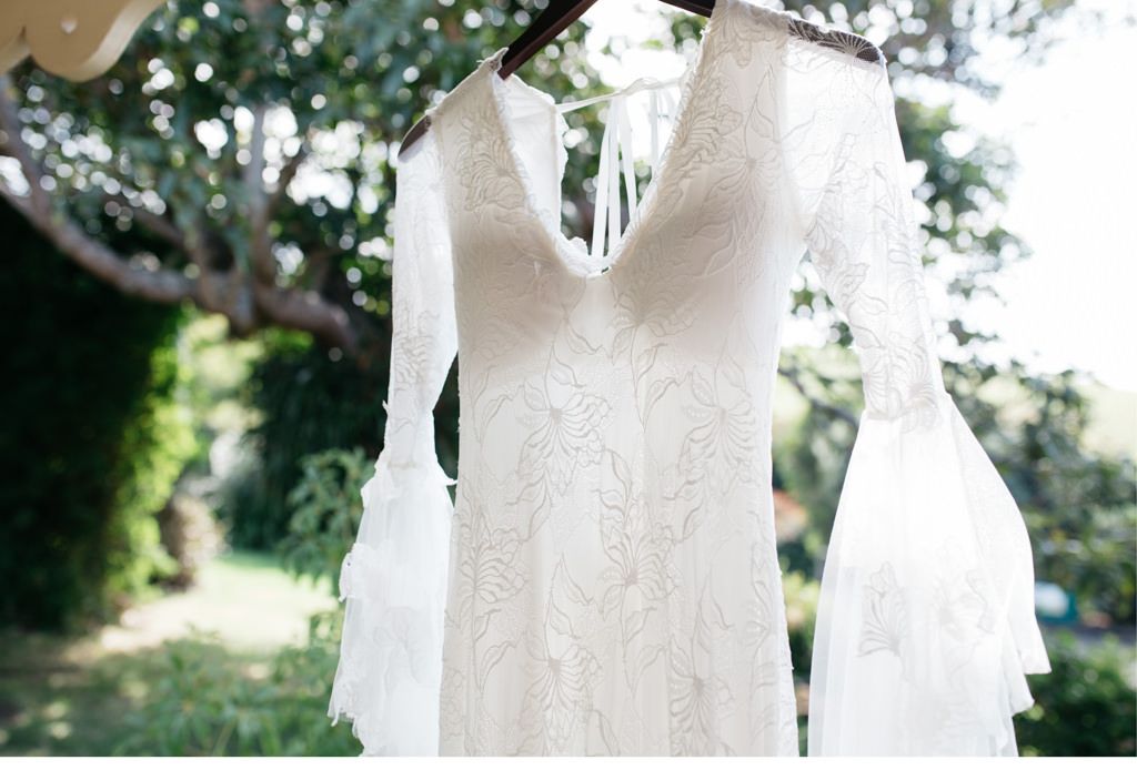 Weißes flatterndes vintage Hochzeitskleid