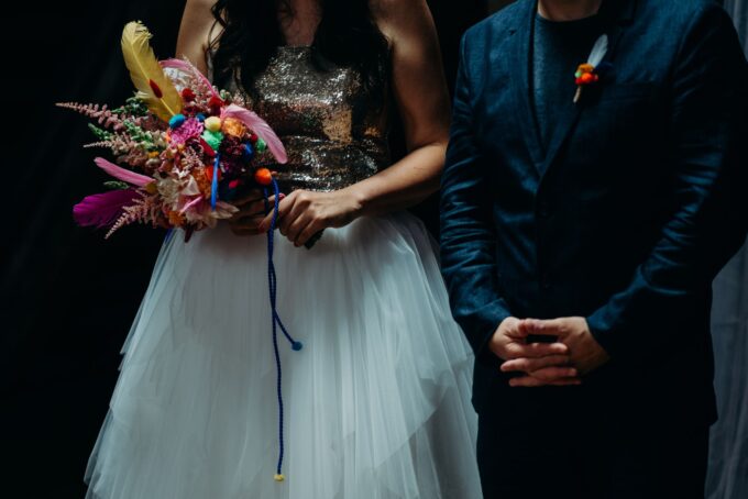 Eine Braut und ein Bräutigam stehen nebeneinander.