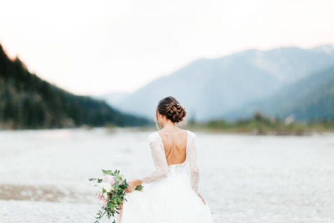 Braut in der Natur fotografiert von hinten