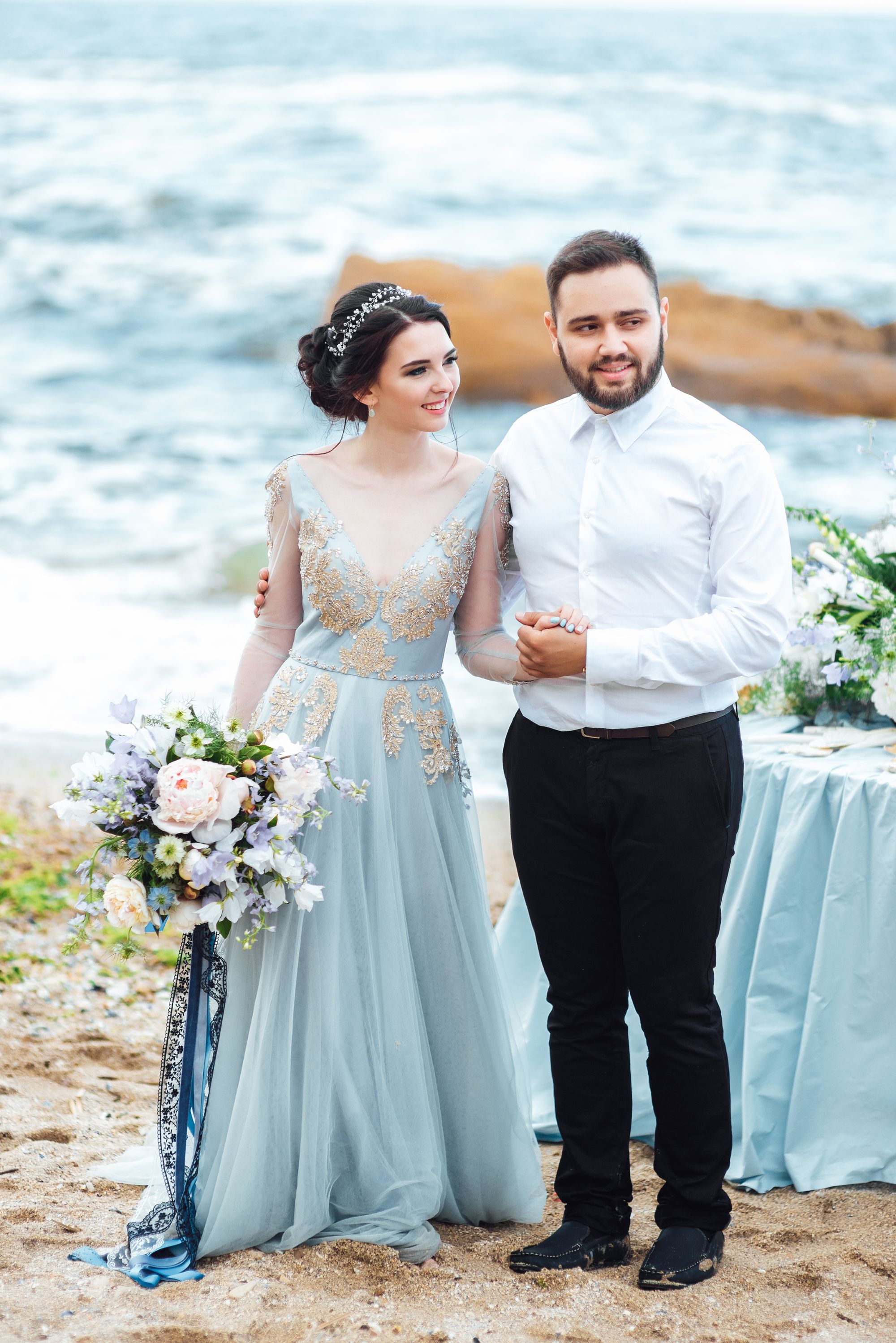 Brautpaar am Meer mit blauen Brautkleid