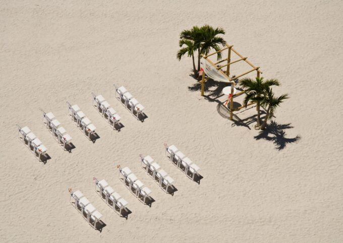Eine Luftaufnahme einer Hochzeitszeremonie am Strand.