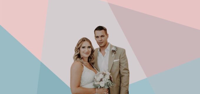 Eine Braut und ein Bräutigam stehen vor einem geometrischen Hintergrund.
