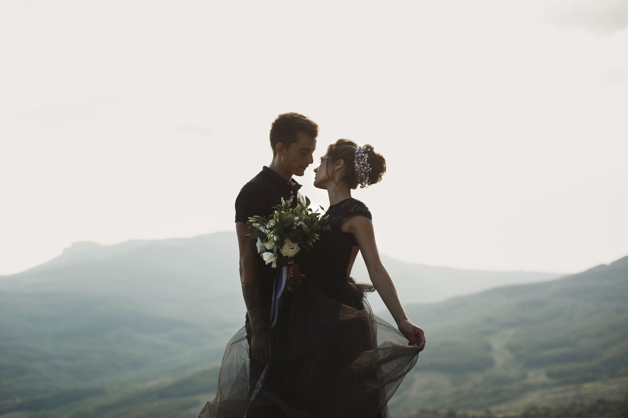 Brautpaar heiratet komplett in schwarz gekleidet