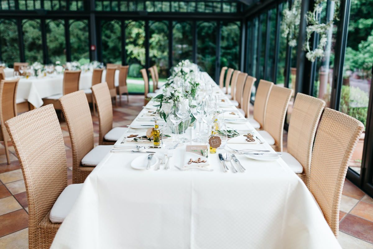 Hochzeitstisch mit einer weißen Tischdecke