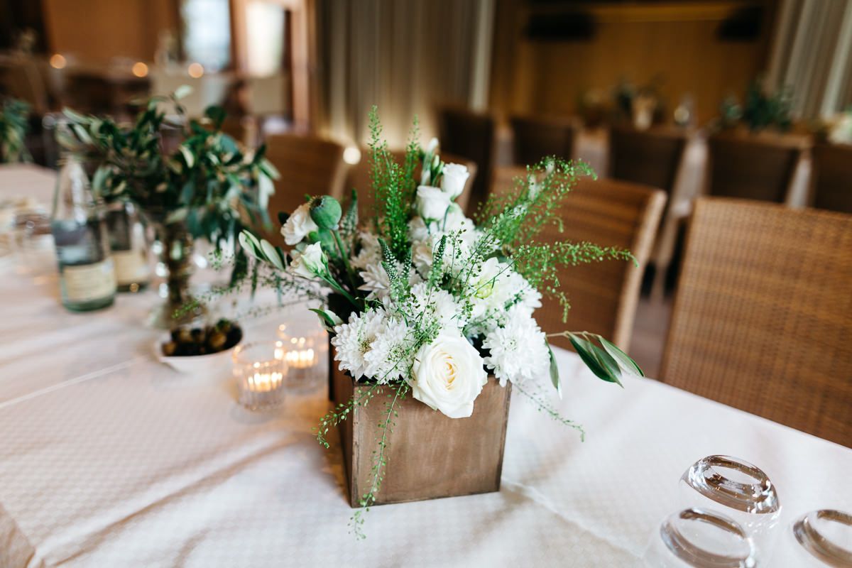 Blumendeko auf dem Hochzeitstisch