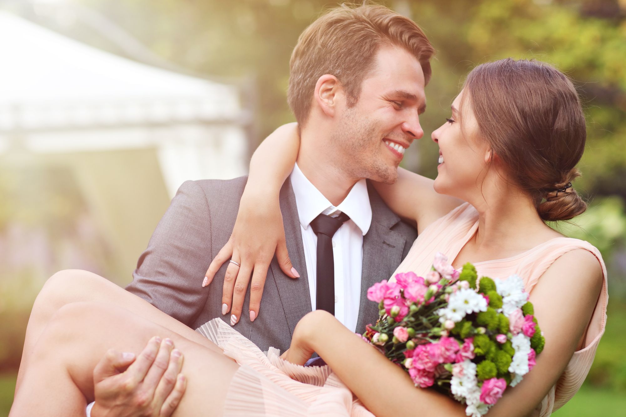 Bei einer Hochzeit sollte das Hochzeitspaar im Fokus stehen.  Es gibt passendere Momente, um zu fragen.