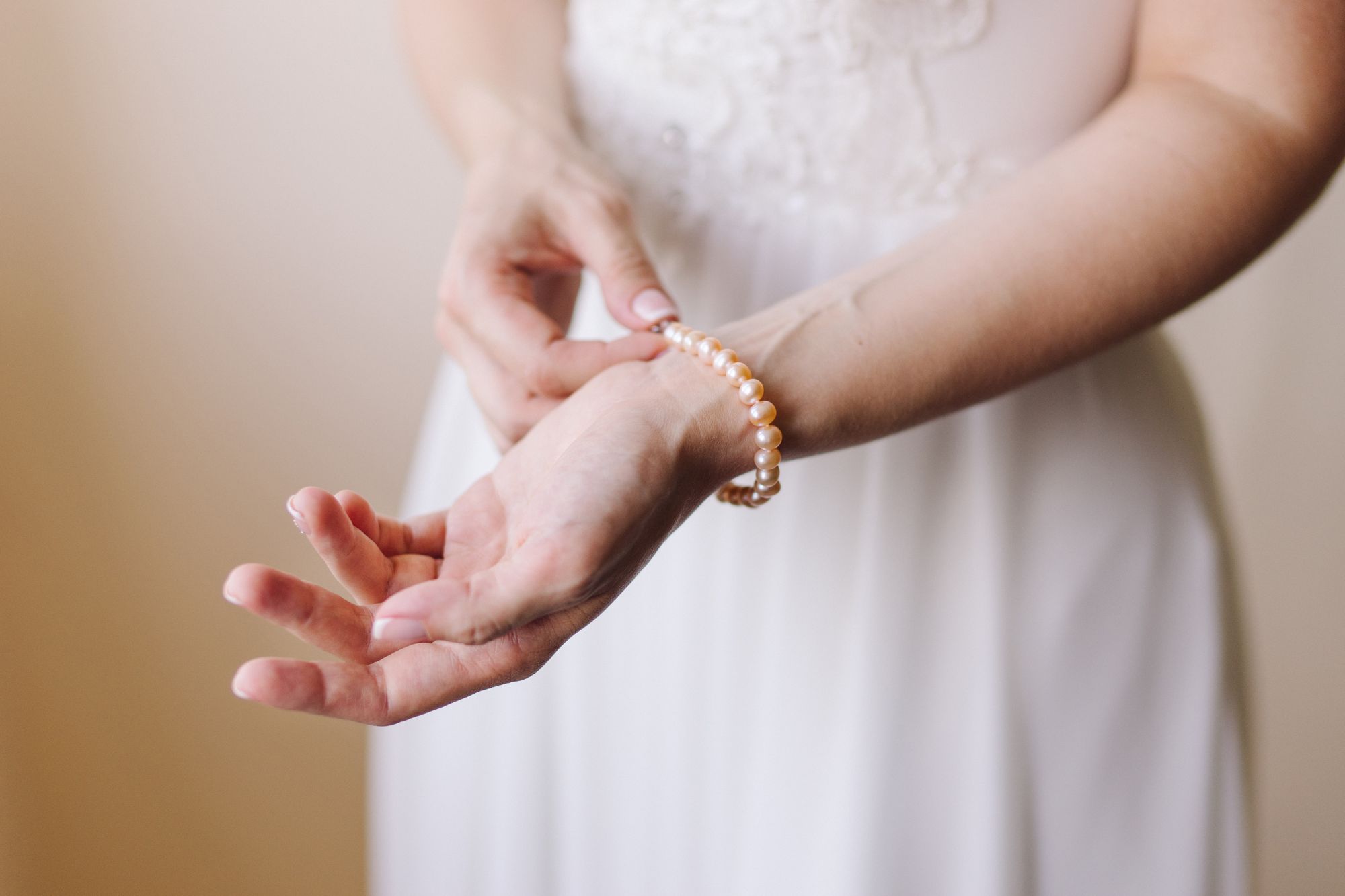 Braut trägt Perlenarmband