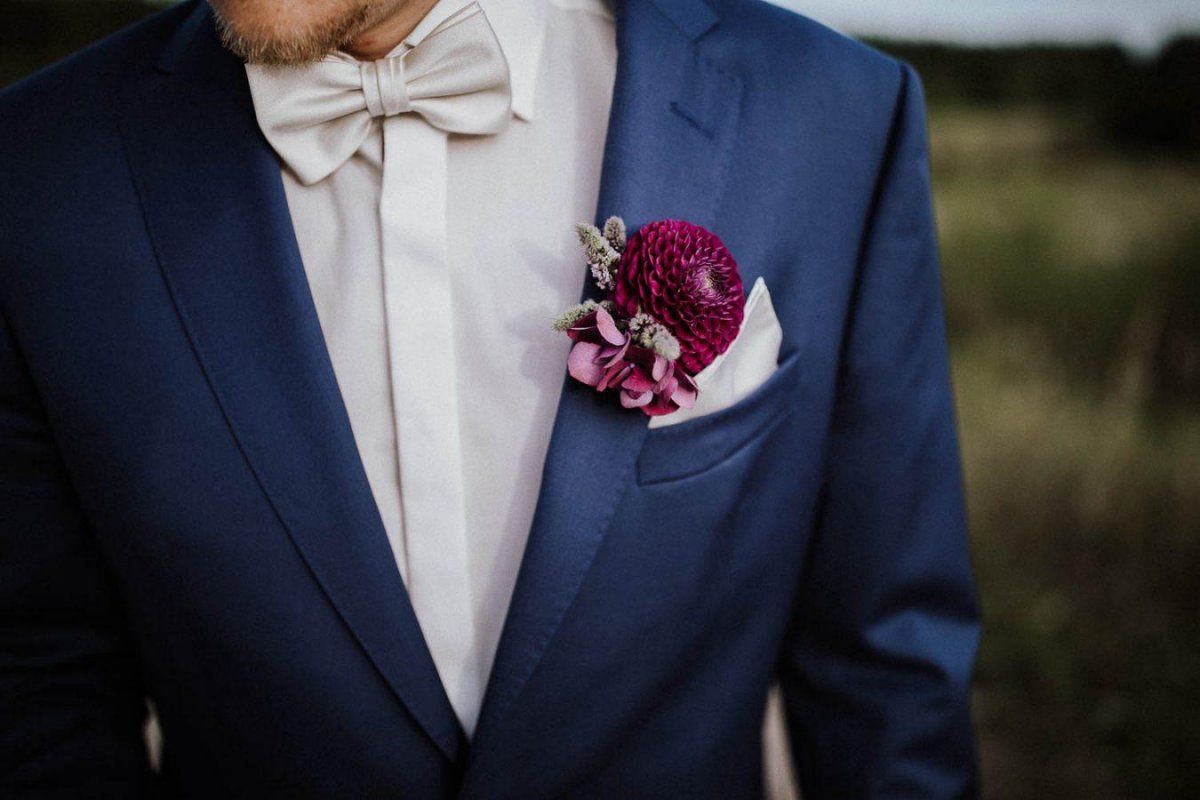 Der Bräutigam trägt eine Ansteckblume.