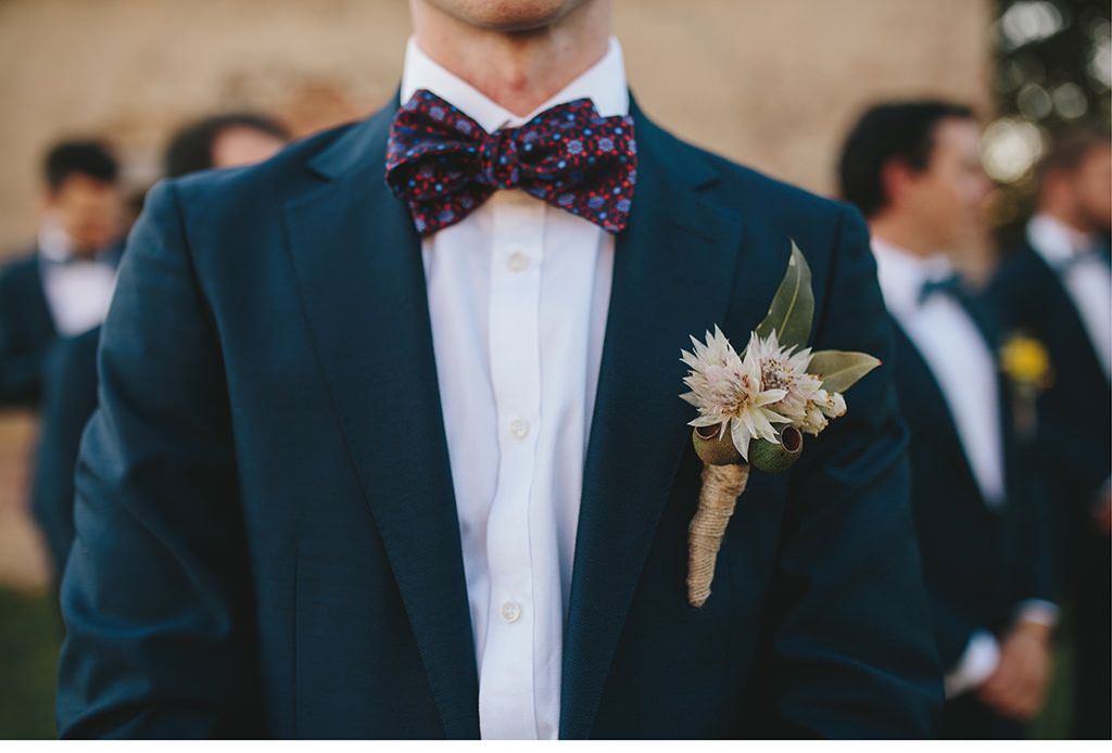 Der Bräutigam trägt eine Ansteckblume.