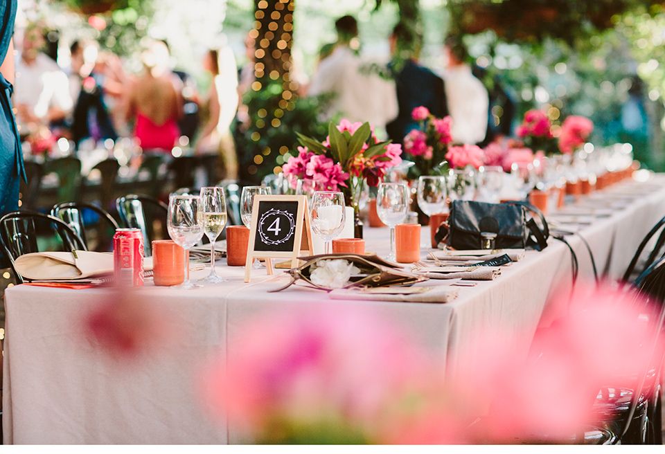 Hochzeitstisch mit pinken Blumen