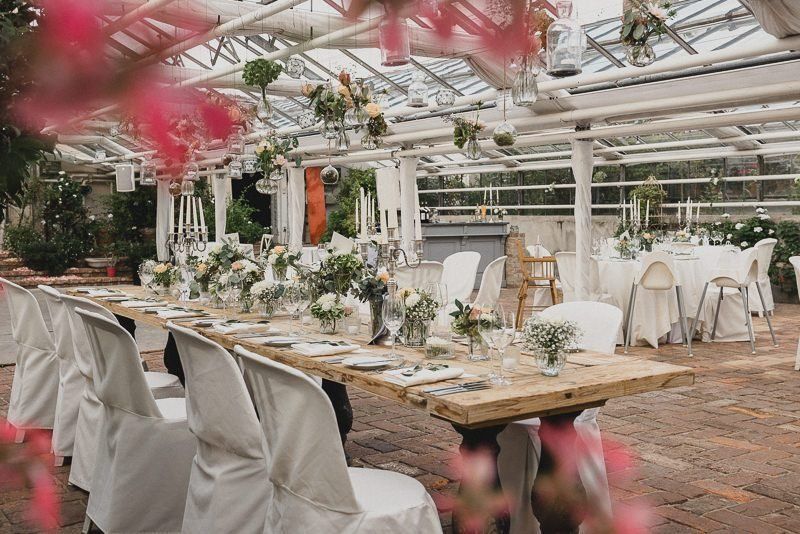 Hochzeitsdekorateur hat ein Gartenhaus wunderschoen geschmueckt