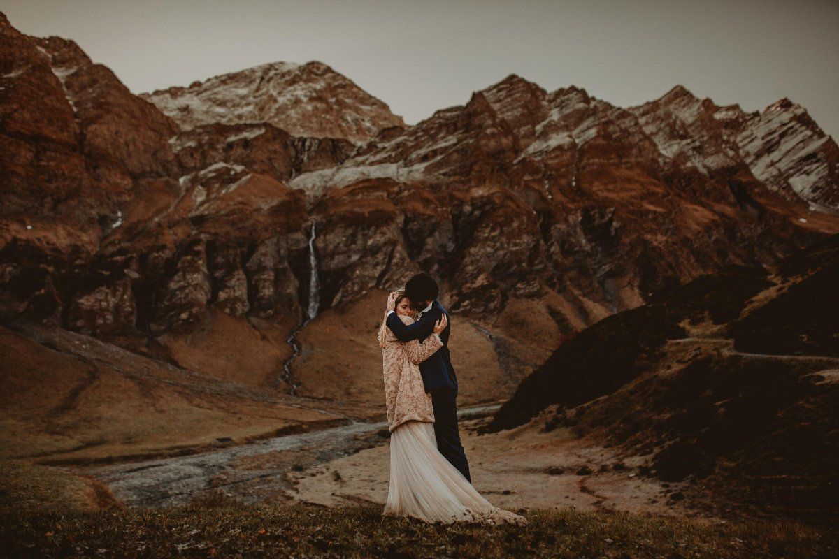 Brautpaar umarmt sich in den Bergen