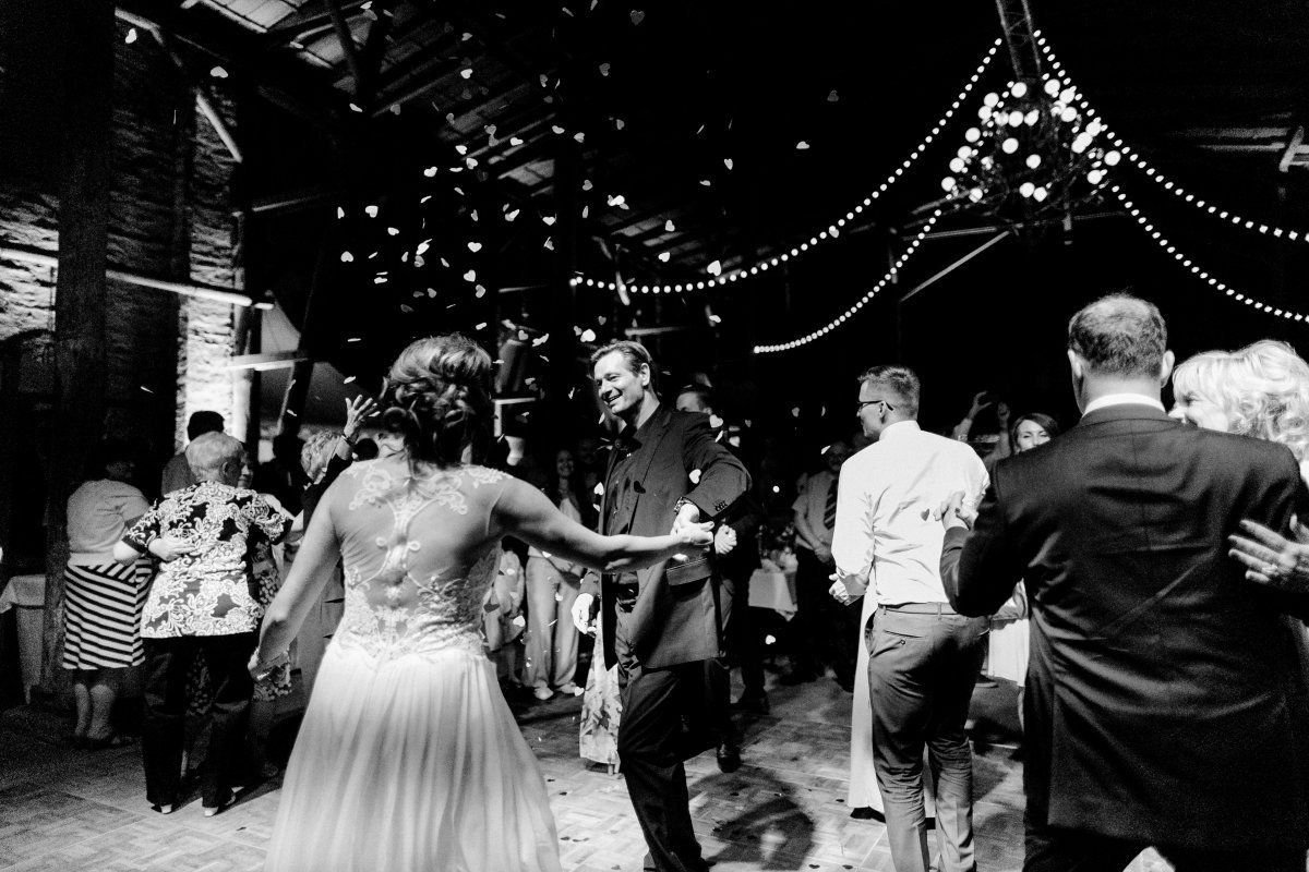 Brautpaar tanzt mit Gästen Wiener Walzer - schwarzweiß
