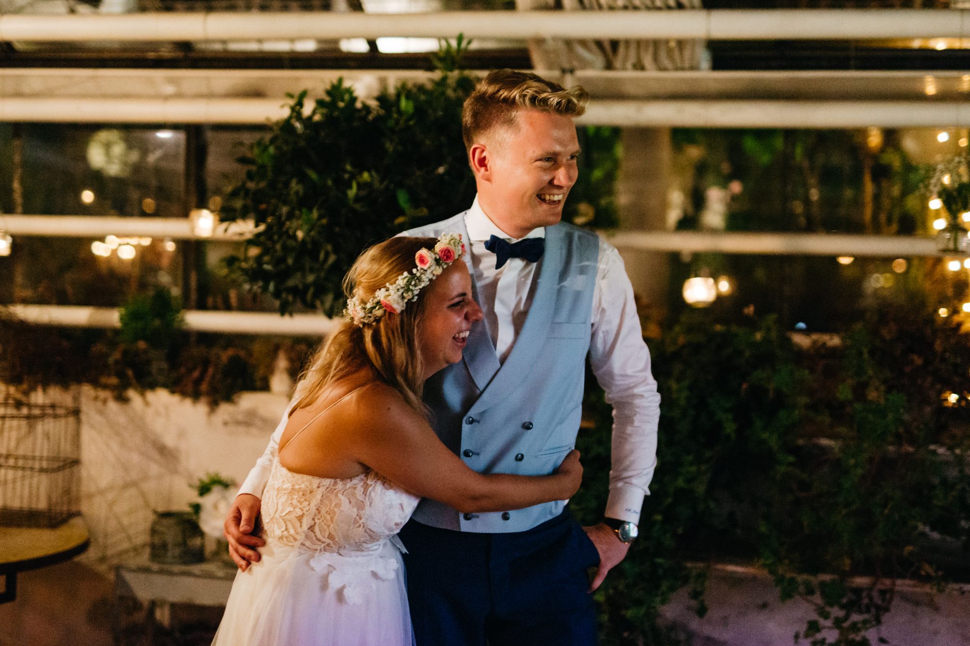 Gelungene Hochzeitsüberraschung: Brautpaar, das zusammen lacht