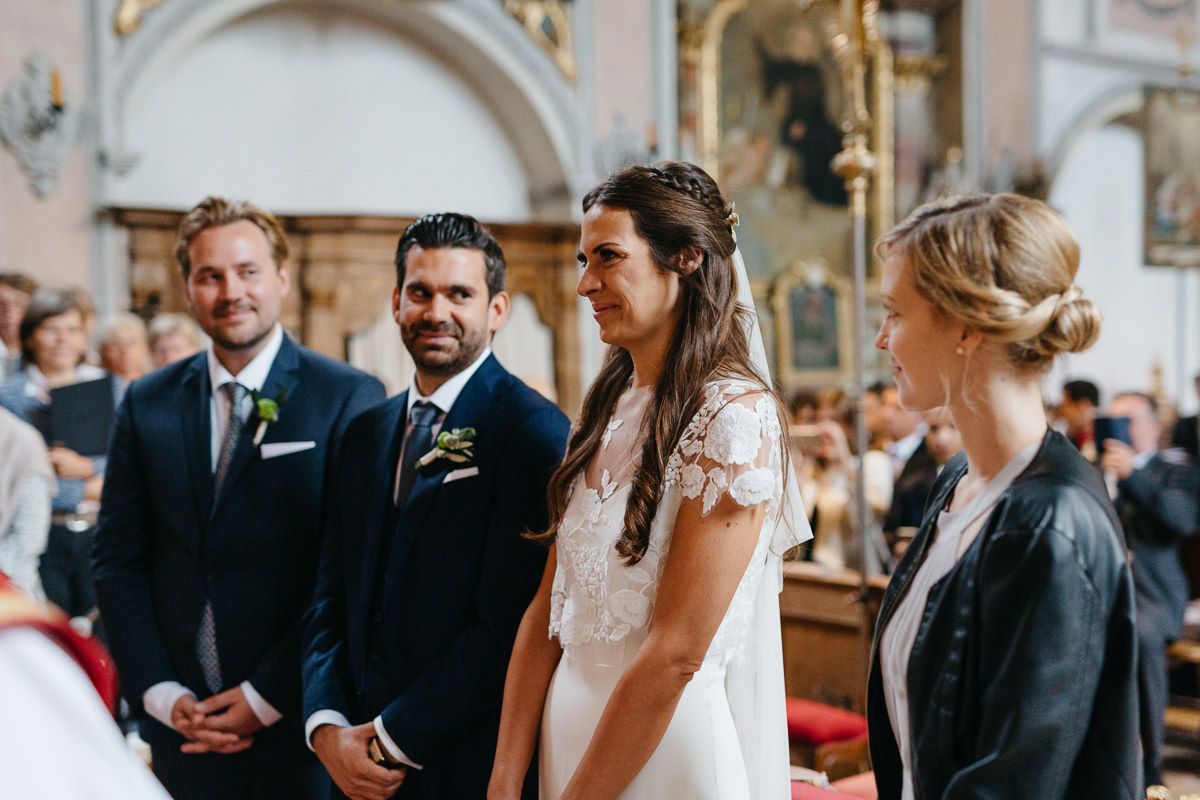 Braut und Bräutigam bei der kirchlichen Trauung